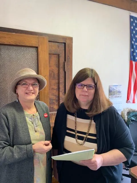 lanell_piercy_pres_4252_delivering_letters_to_congressman_adam_kinzinger_staff_member_bonnie.jpg